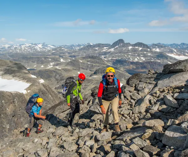 Topptur med guide – deltakere på vei mot Falketind med Tyin Aktiv