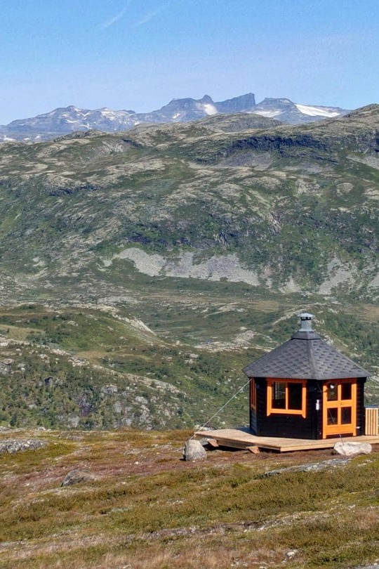 Vidsyn Eldstogo with a fantastic view of Jotunheimen. 