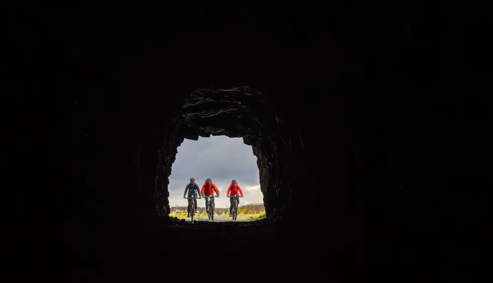 Cyclists in one of the tunnels along Tusenmeteren in Øvre Årdal