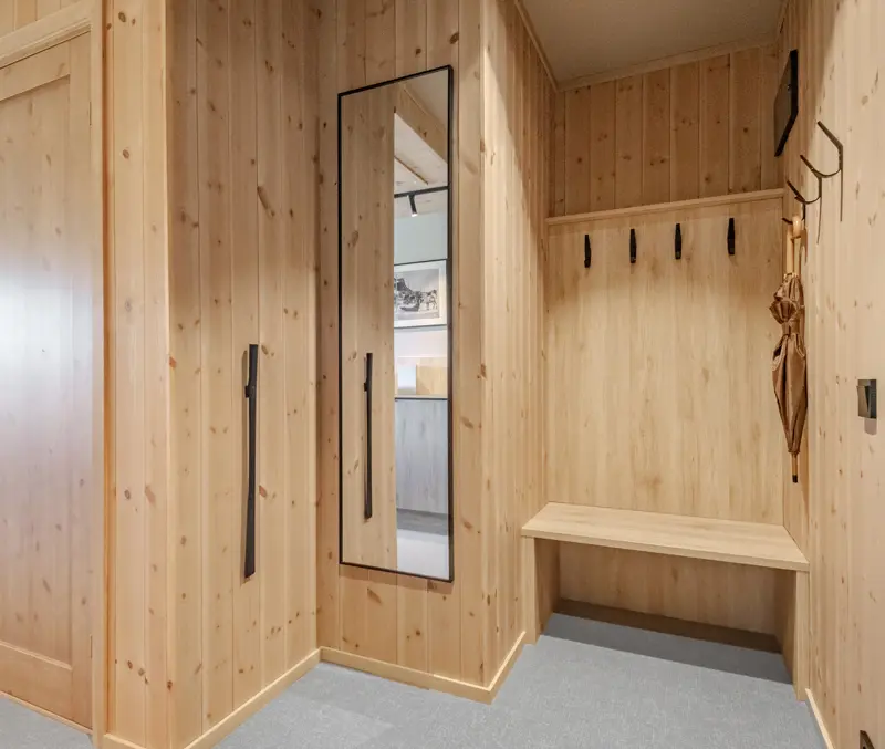 Storage in the hallway of hotel rooms at Filefjellstuene