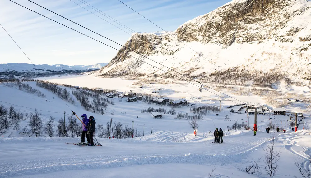 Skiløbere på vej op ad Børrenø-liften i Tyin Filefjell Skicenter