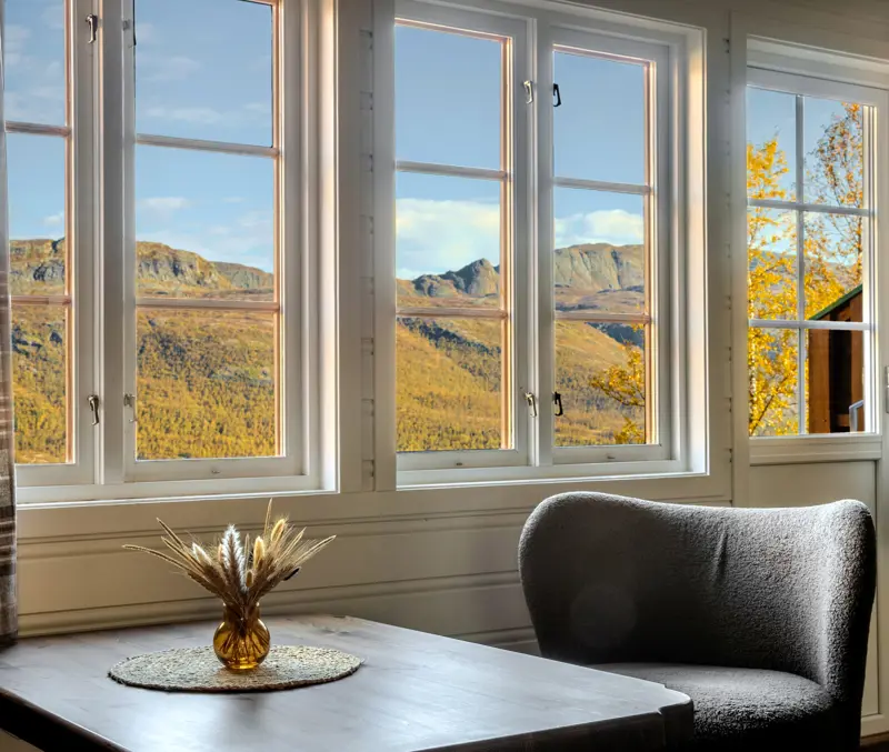 Living room with a view in the terraced cabins at Filefjellstuene