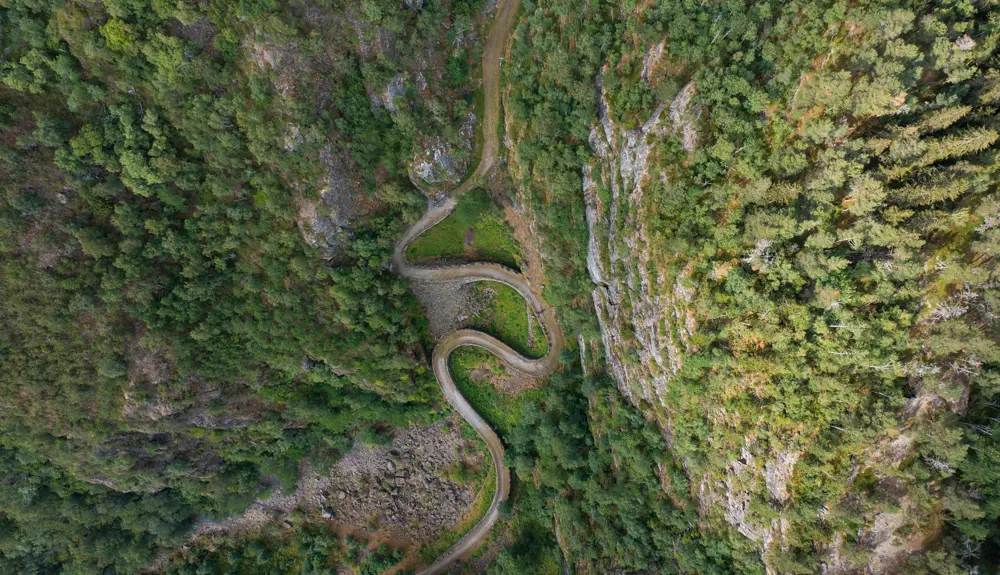 Overview of the iconic curves on the historic Vindhellavegen on Kongevegen