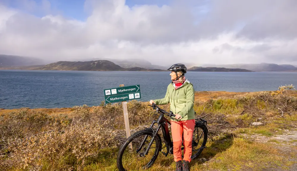 Bike trip on Mjølkevegen along Lake Tyin
