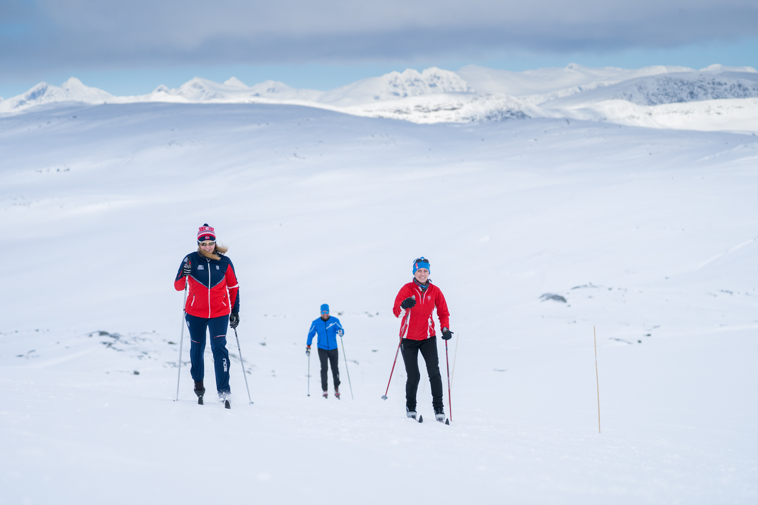 Langrennsløpere i høyfjellsløyper på Tyin Filefjell