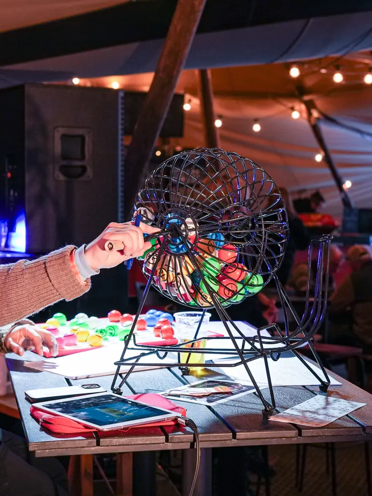 Marianne Riste arrangerer Fjellbingo. 