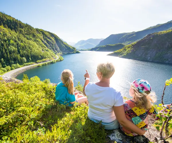 Familie på vandretur på Kongevegen ved Kvamskleiva