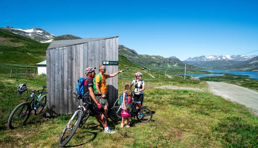 Familietur på sykkel på Mjølkevegen langs Tyinvannet