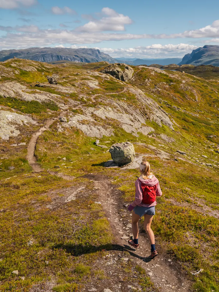 Trailrunner i høyfjellet – ung kvinne løper på Børrenøse