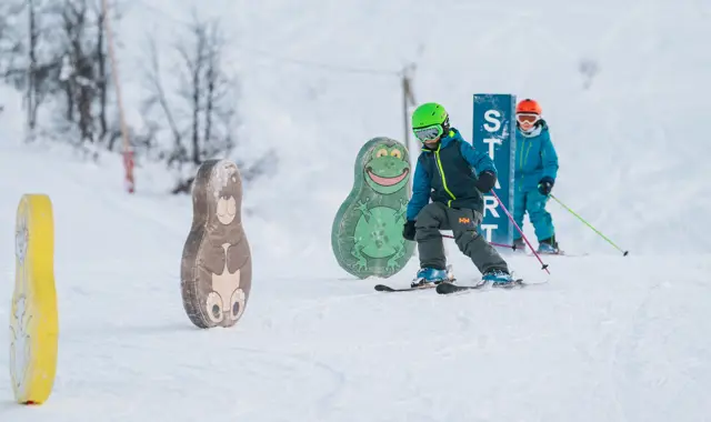 Children in the children's lift at Tyin Filefjell Ski Center