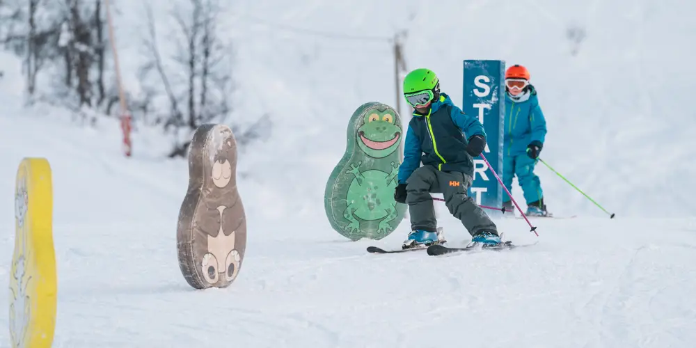 Kinder im Kinderlift im Skigebiet Tyin Filefjell