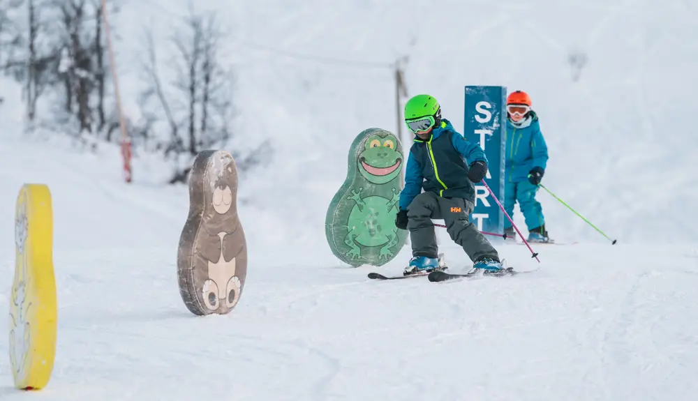 Children in the children's lift at Tyin Filefjell Ski Center