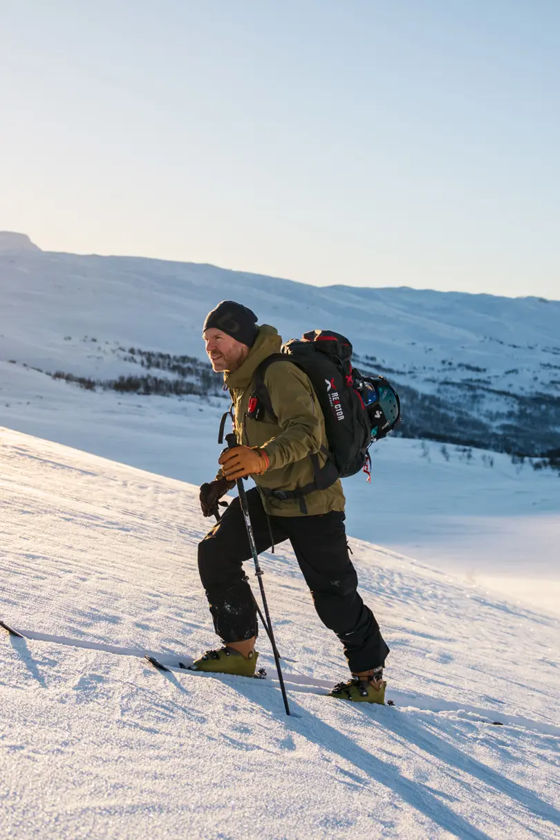 Skikjører på vei mot Skørsnøse på randonnéetur fra Tyin Filefjell