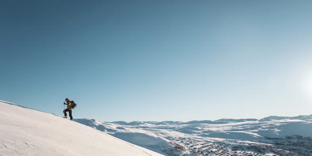 Skikjører på vei mot Skørsnøse på randonnéetur fra Tyin Filefjell