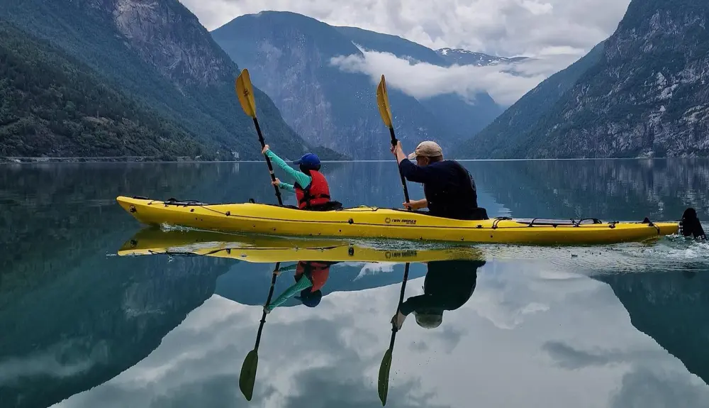 Padling i tandemkajakk. 