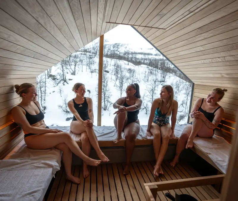 Venner nyder en sauna på Filefjellstuene på en vinterdag