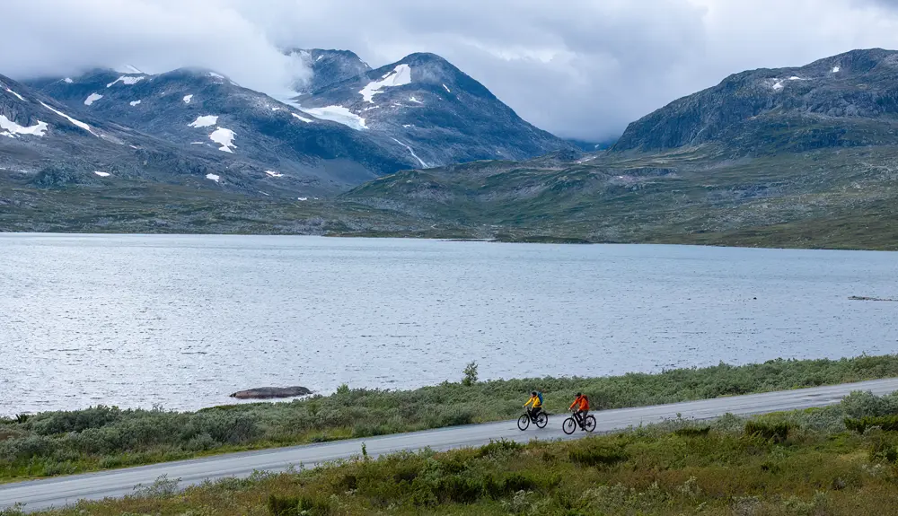 Ungt par på cykeltur på Mælkevejen langs Tyin