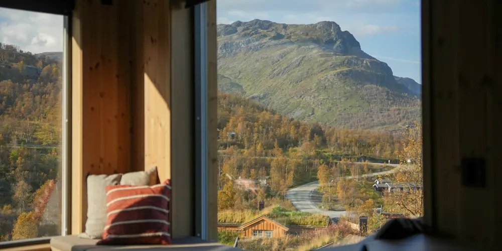Utsikt i høstfarger fra hotellrom på Filefjellstuene