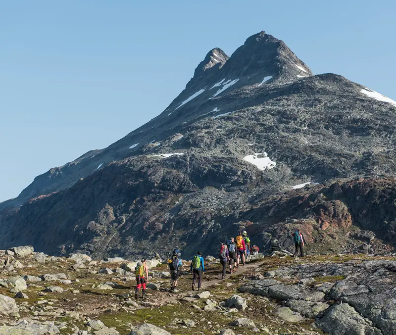 Efter at have krydset Uradalsvatnet, begiver vi os ud på den opadgående bakke til Uranosbreen.
