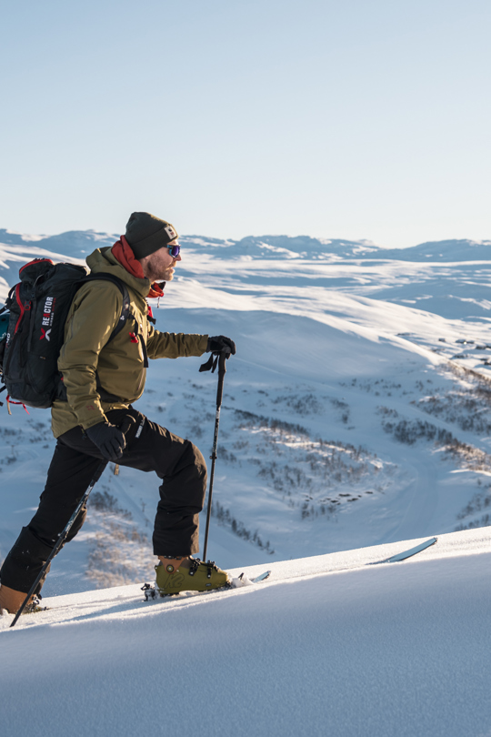 Skikjører på vei mot Skørsnøse på randonnéetur fra Tyin Filefjell
