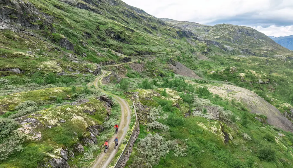 Cyclists on Tusenmeteren with magnificent views