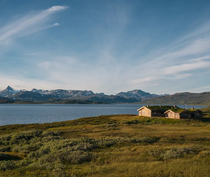 Fjeldhytter ved Tyin med majestætisk Uranostind i horisonten