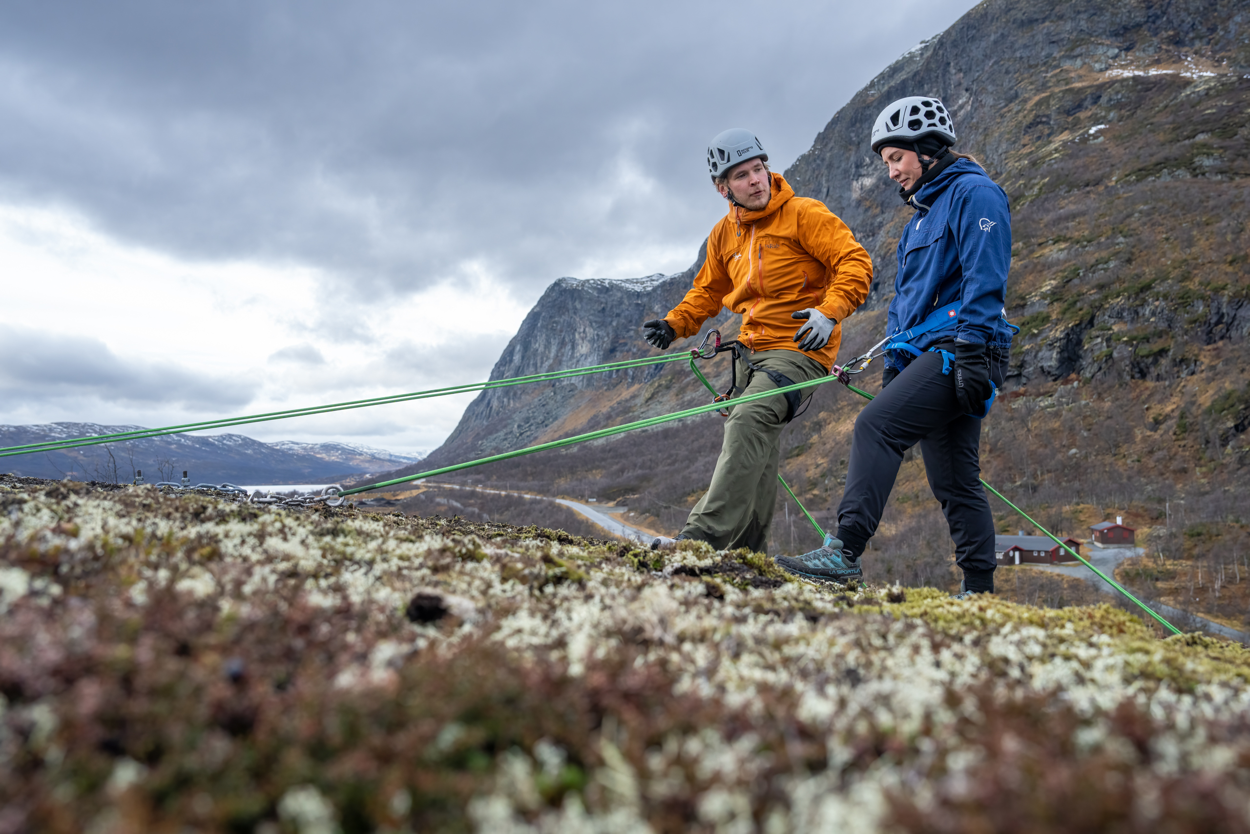 Deltaker rappellerer under veiledning av Tyin Aktiv på teambuilding ved Tyin Filefjell