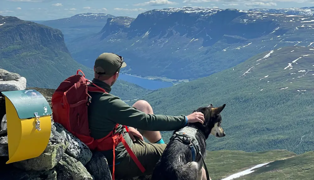 Vandreren nyder udsigten fra toppen Hødntind