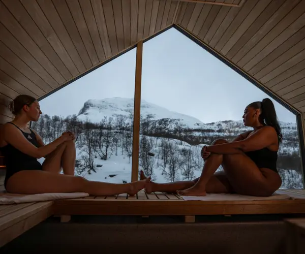 Venner nyder en sauna på Filefjellstuene en vinteraften