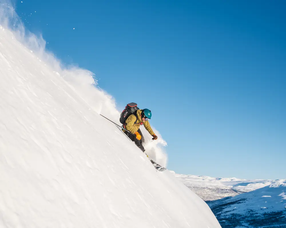 Skiers on their way down from Skørsnøse on a hiking trip from Tyin Filefjell