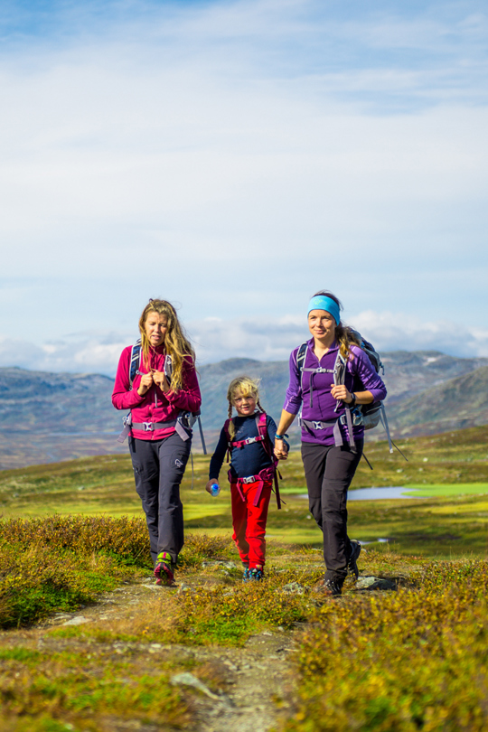 Familie op reis op Kongevegen boven Filefjell