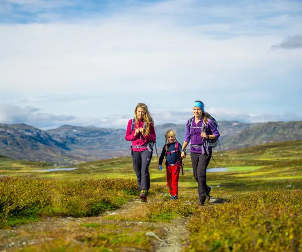 Familie på tur på Kongevegen over Filefjell
