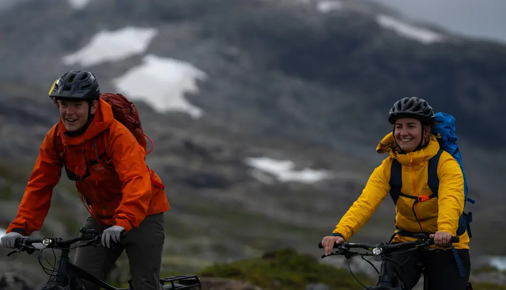 Young couple on a bike ride in Koldedalen