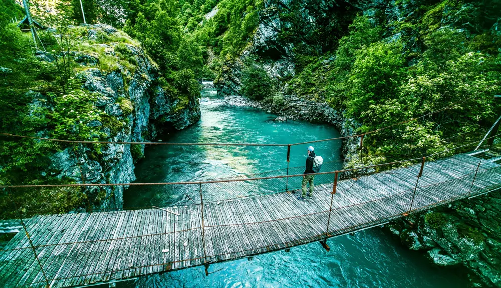 Vandrer på vandretur til Vettisfossen i Utladalen, Årdal