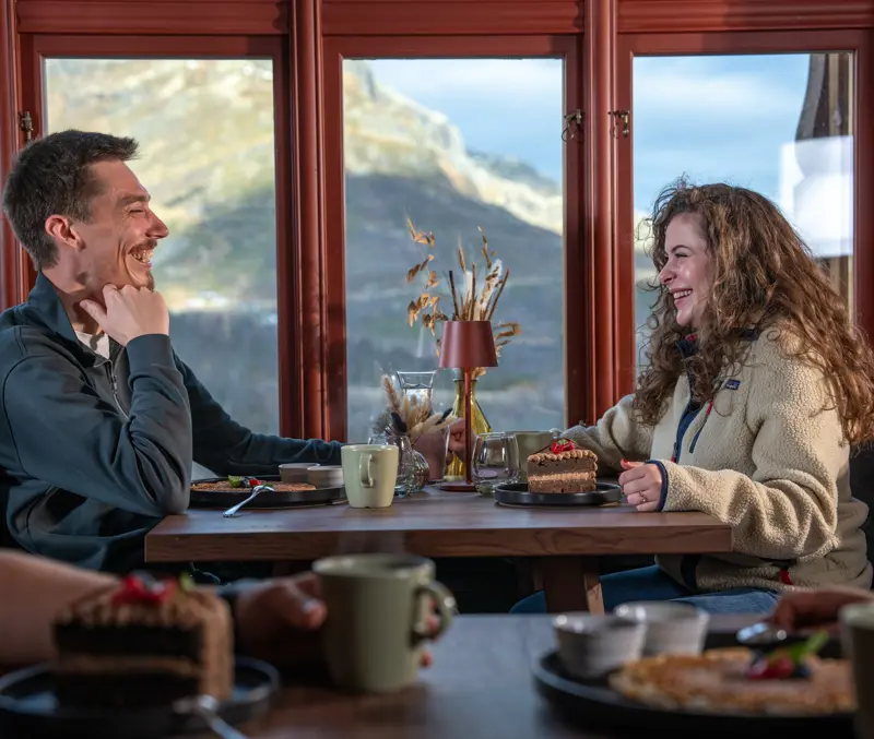 Par nyder et måltid på Filefjellstuene restaurant