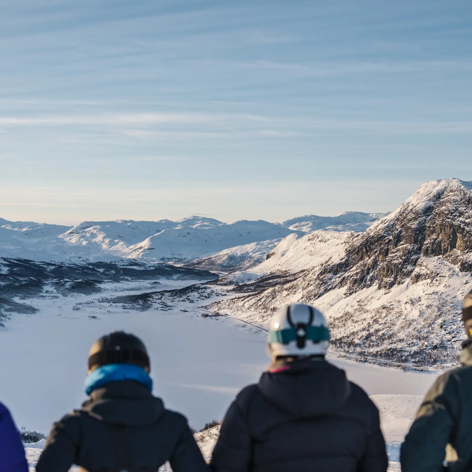Skigjester nyter utsikten i Tyin Filefjell Skisenter