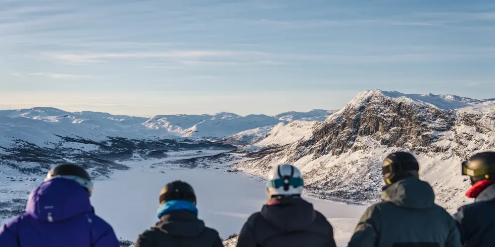 Skigjester nyter utsikten i Tyin Filefjell Skisenter