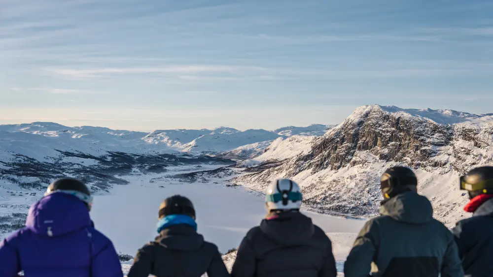 Skiløbere nyder udsigten ved Tyin Filefjell Skicenter