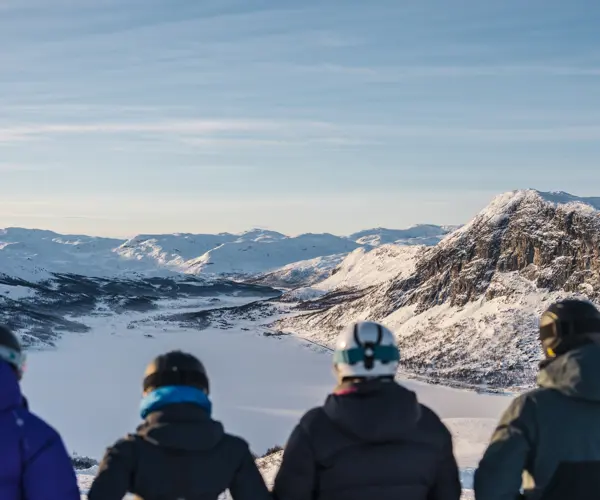 Skigjester nyter utsikten i Tyin Filefjell Skisenter