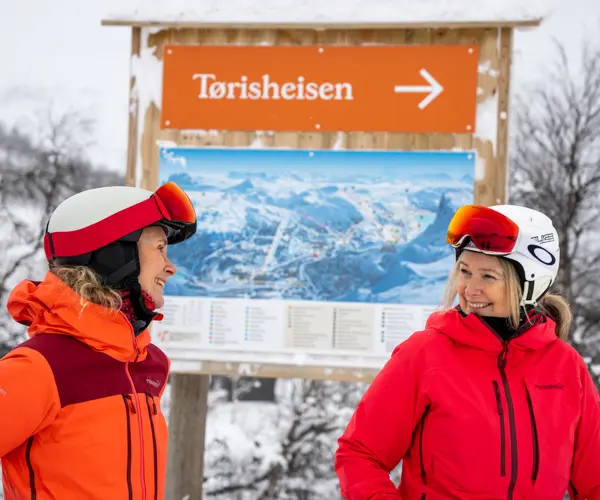 Et par skiløpere ved skilt til Tørisheisen/Filefjellstuene