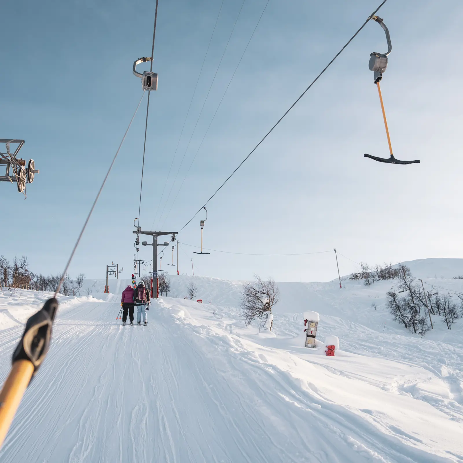 Skiers on their way up the Børrenøse lift in Tyin Filefjell Ski Center