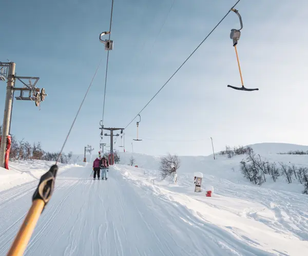 Skiers on their way up the Børrenø lift in Tyin Filefjell Ski Center