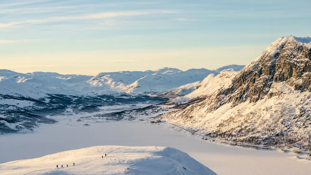 Skiløbere med udsigt over Utrøvatnet i Tyin Filefjell Skicenter