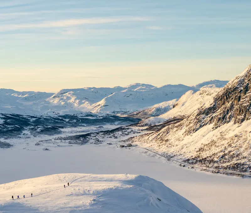 Skigjester med utsikt over Utrøvatnet i Tyin Filefjell Skisenter