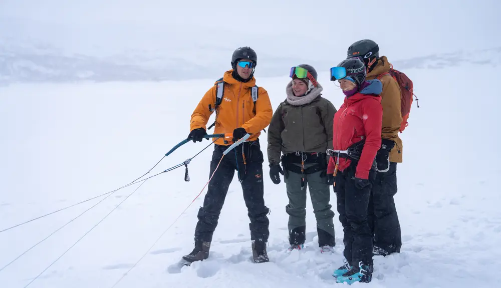 Kitekurs med guide fra Tyin Aktiv som instruerer deltakerne