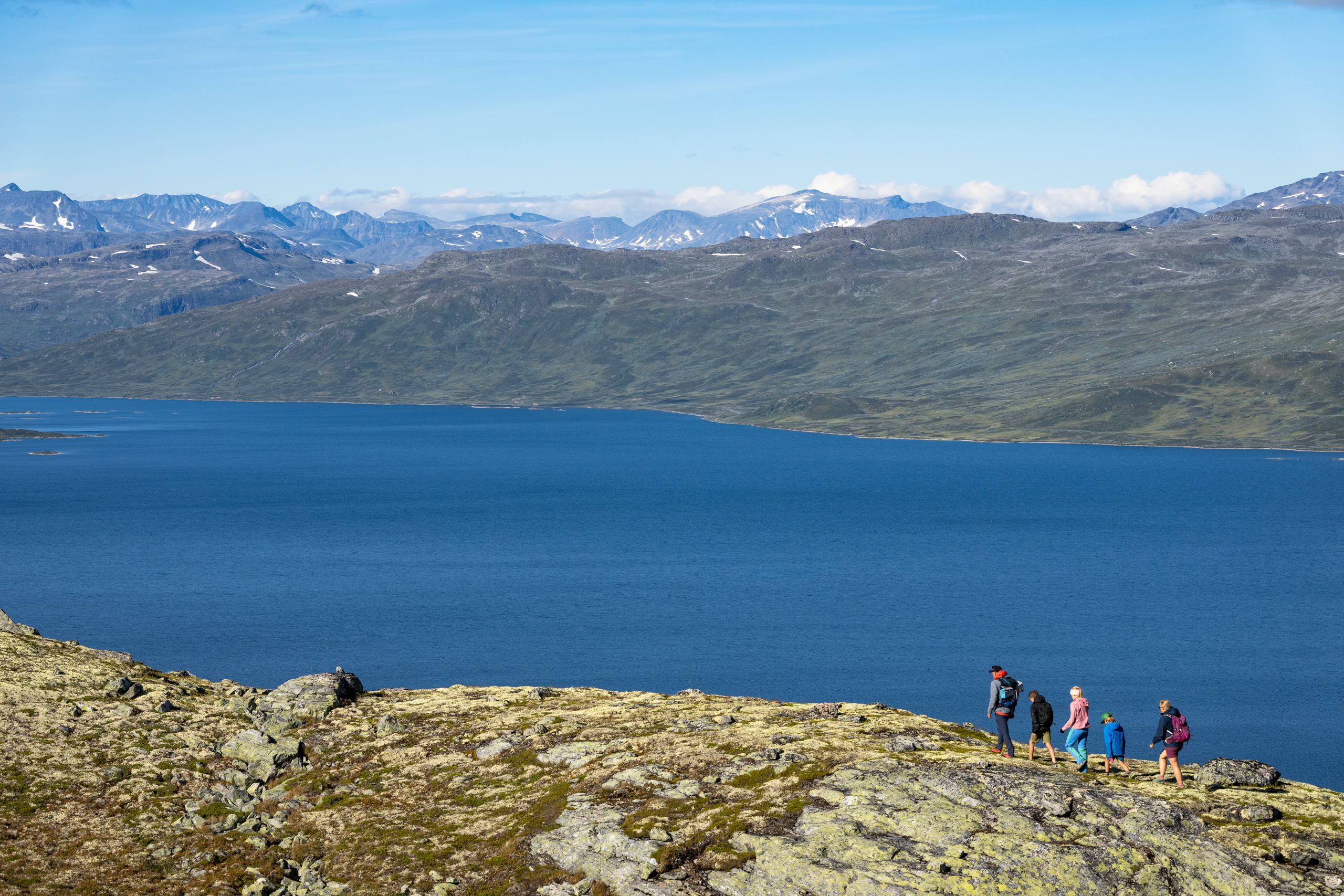 Mountain hike with the family – on the way to Tyinsølsnøse with the peaks of Jotunheimen in the background