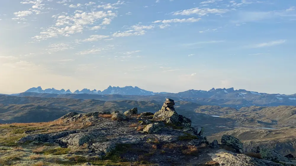 Udsigt over Jotunheimens tinder fra toppen af Skørsnøse