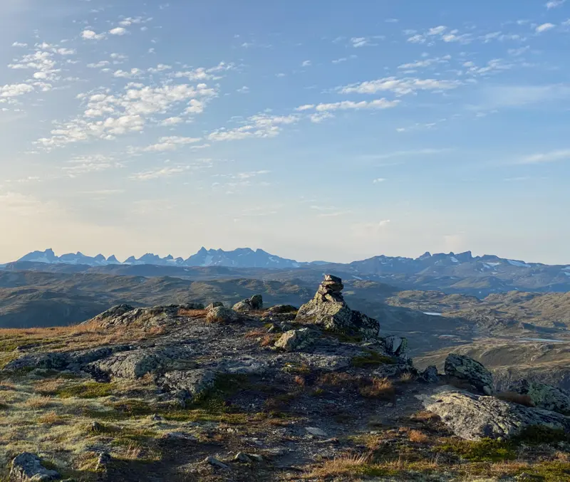 Udsigt over Jotunheimens tinder fra toppen af Skørsnøse