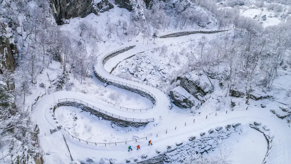Tre personer på sneskovandring på Kongevegen, Vindhellavegen