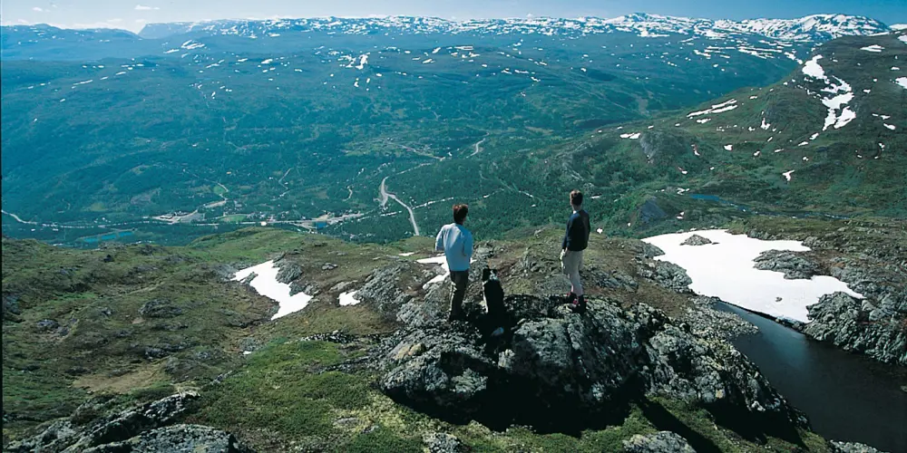 Turgåere ser på utsikten mot Tyinkrysset fra Stølsnøse